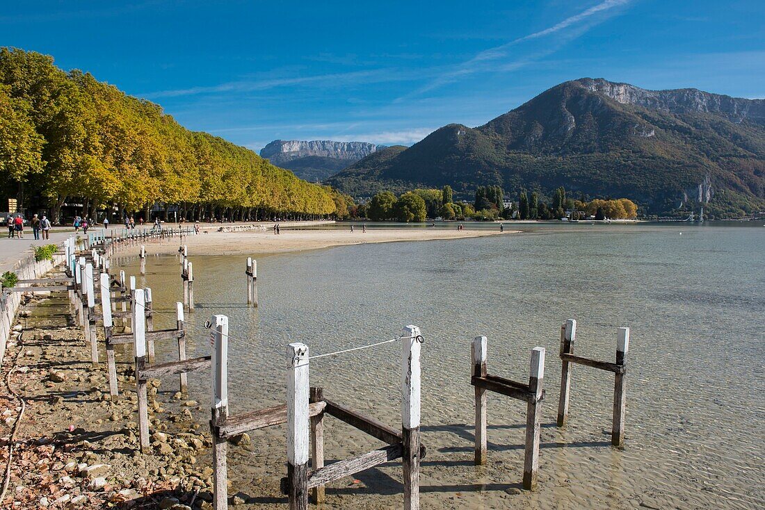 Frankreich,Haute Savoie,Annecy,der See am Rande der Paquier Esplanade,bei sehr niedrigem Wasserstand während der Dürre von 2018 und der Parmelan Berg im Bornes Massiv