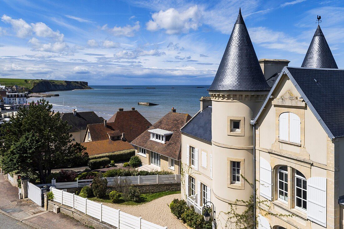 Frankreich,Calvados,Arromanches les Bains,Straße an der Steilküste