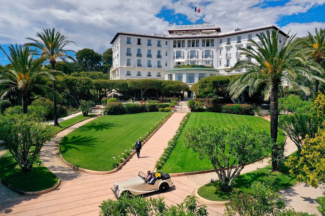 Frankreich,Alpes Maritimes,Saint Jean Cap Ferrat,Grand-Hotel du Cap Ferrat,ein 5-Sterne-Palast vom Four Seasons Hotel,der Portier begrüßt die Gäste in einem Morgan Roadster 4/4 (Luftaufnahme)