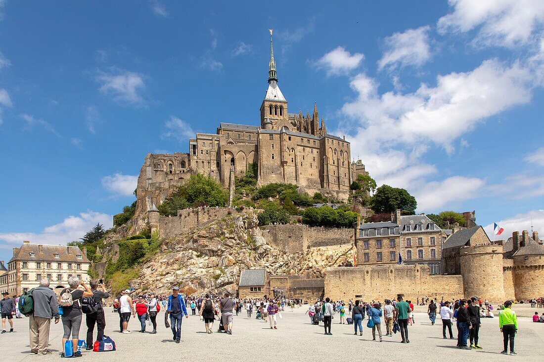 Frankreich,Manche,Bucht des Mont Saint-Michel,von der UNESCO zum Weltkulturerbe erklärt,Touristenströme vor den Stadtmauern des Mont Saint-Michel
