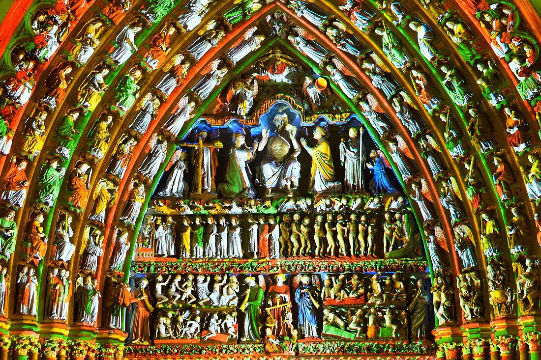 Frankreich,Somme,Amiens,Kathedrale Notre-Dame,Juwel der gotischen Kunst,von der UNESCO zum Weltkulturerbe erklärt,polychrome Ton- und Lichtshow, die die ursprüngliche Polychromie der Fassaden präsentiert