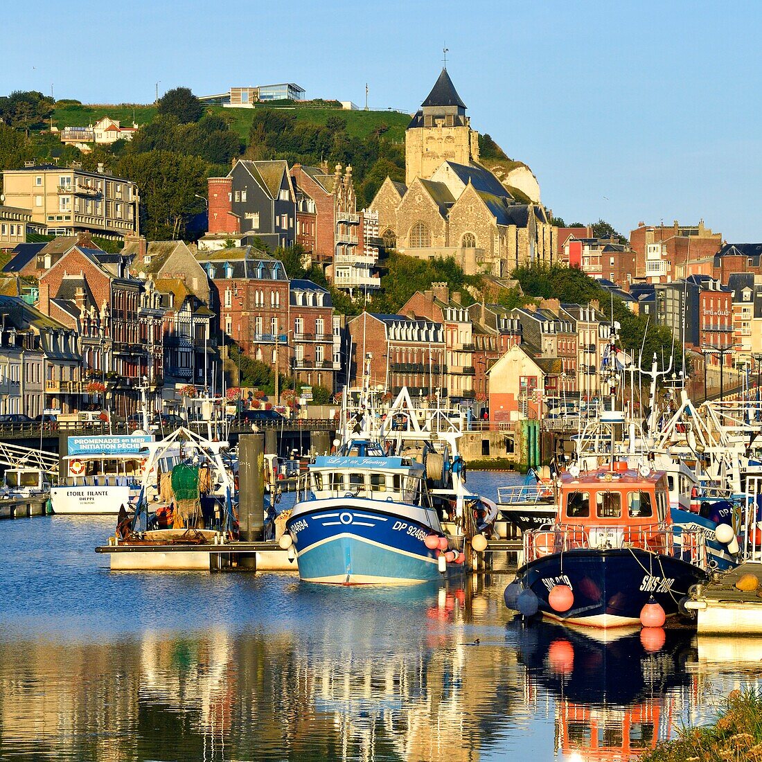 Frankreich,Seine Maritime,Le Treport,der Fischereihafen und die Kirche Saint Jacques