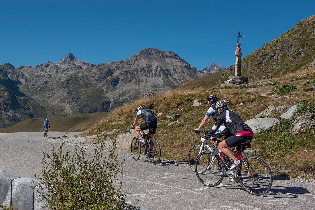 Frankreich,Savoie,Saint Jean de Maurienne,der größte Radweg der Welt wurde in einem Radius von 50 km um die Stadt angelegt. Radfahrer auf dem Gipfel des Passes des Eisernen Kreuzes