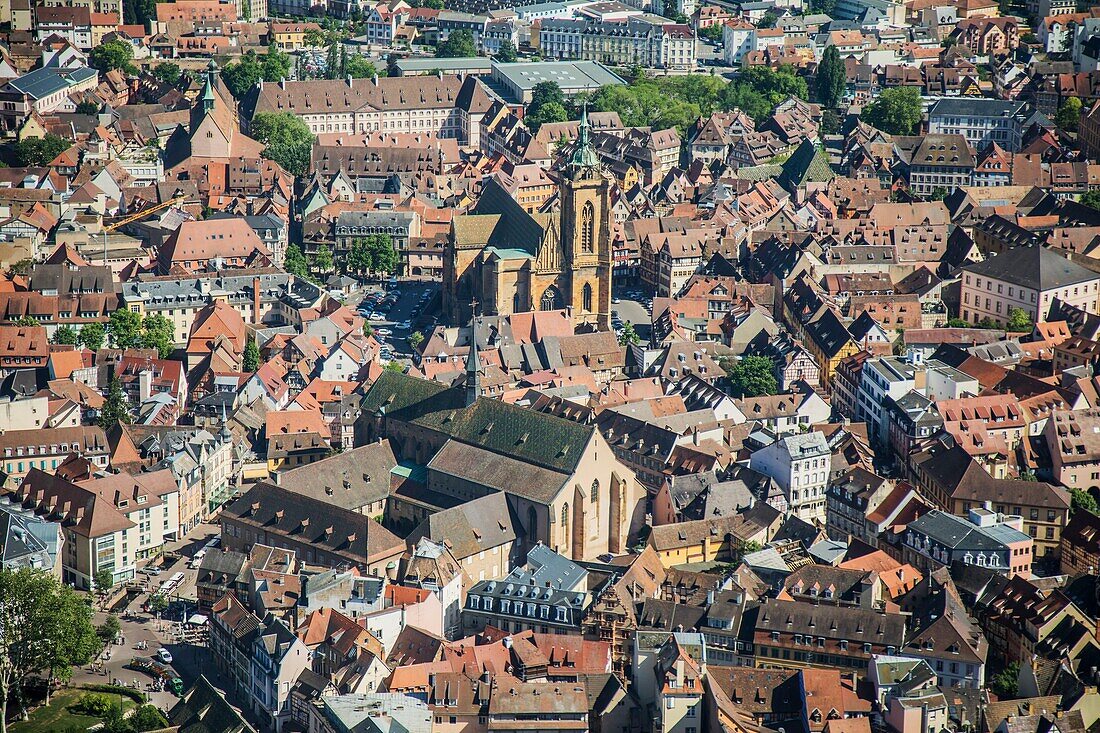 Frankreich,Haut Rhin,Colmar,Stadtzentrum mit Kathedrale Saint Martin und Stiftskirche (Luftaufnahme)