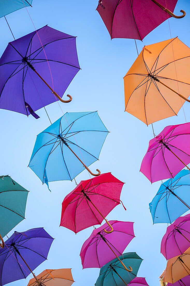 Frankreich,Var,Saint-Raphaël,bunte Regenschirme hängen über der Rue de la Liberté