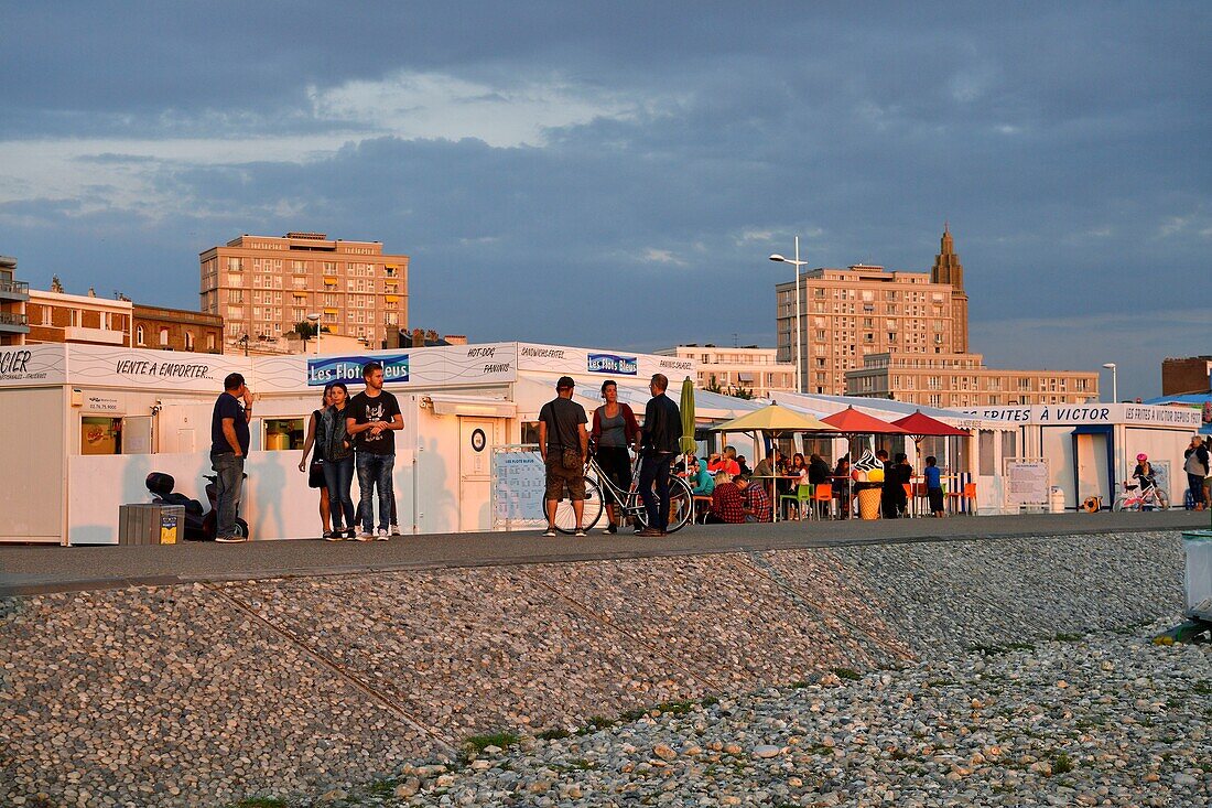 Frankreich,Seine Maritime,Le Havre,von Auguste Perret wiederaufgebaute Stadt, die von der UNESCO zum Weltkulturerbe erklärt wurde,Kieselstrand und seine Hütten mit dem Glockenturm der Kirche Saint Joseph im Hintergrund