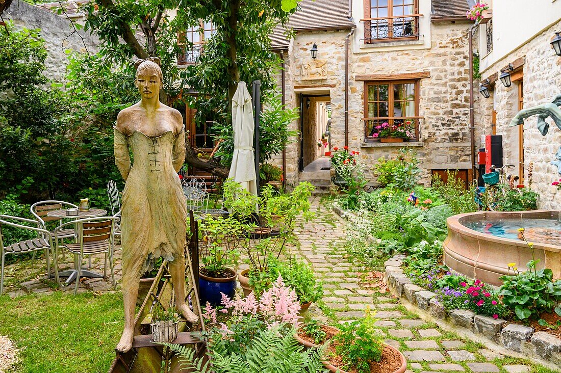 France,Seine-et-Marne,Barbizon,natural regional park of Gâtinais,sculpture and fountain in the Besharat garden museum