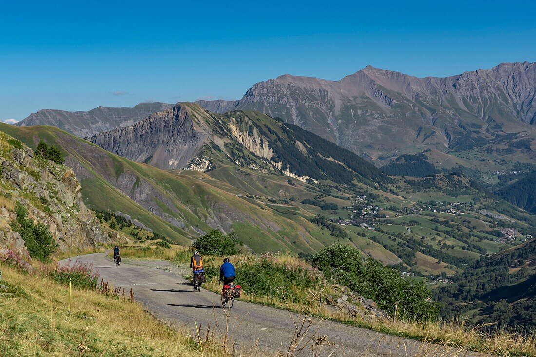 Frankreich,Savoie,Saint Jean de Maurienne,in einem Radius von 50 km um die Stadt wurde das größte Radfahrgebiet der Welt geschaffen. Pass des Eisernen Kreuzes,Abstieg der Radfahrer zum Dorf Saint Sorlin d'Arves