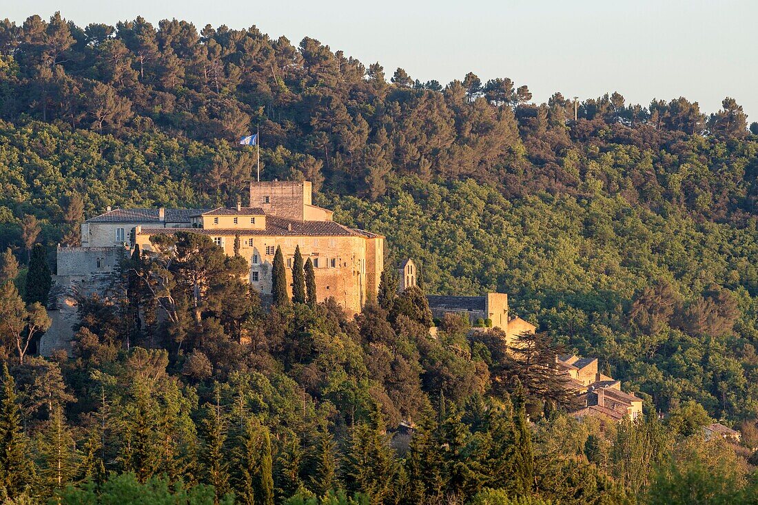 Frankreich,Vaucluse,Regionaler Naturpark Luberon,Ansouis,ausgezeichnet als die schönsten Dörfer Frankreichs,das Schloss aus dem 17.