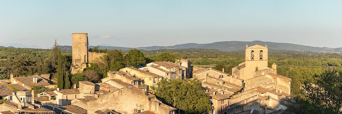 France,Vaucluse,Regional Natural Park of Luberon,Cucuron,the Sus-Pous Tower or Tower of the citadel and the Notre Dame de Beaulieu church