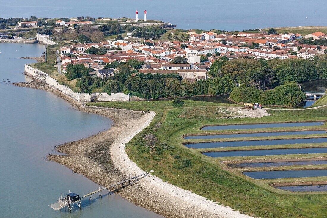 Frankreich,Charente Maritime,Insel Aix,eine Fischerei und das Dorf (Luftaufnahme)