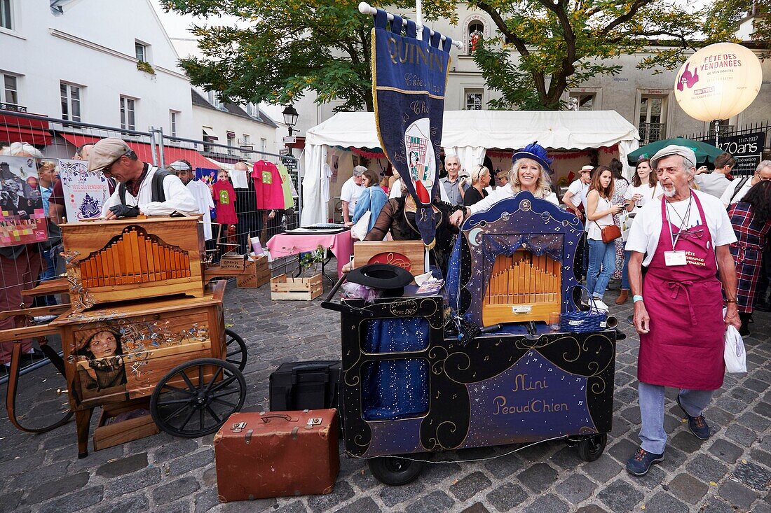 France,Paris,Montmartre,Street singers during the Fetes des vendanges (Grape harvest Festival)