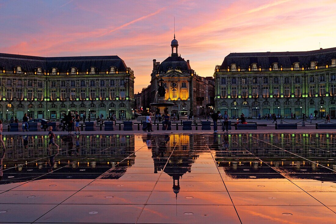 Frankreich,Gironde,Bordeaux,von der UNESCO zum Weltkulturerbe erklärtes Gebiet,Stadtteil Saint Pierre,Place de la Bourse,das Spiegelbecken von 2006 und der Hydrant von Jean-Max Llorca