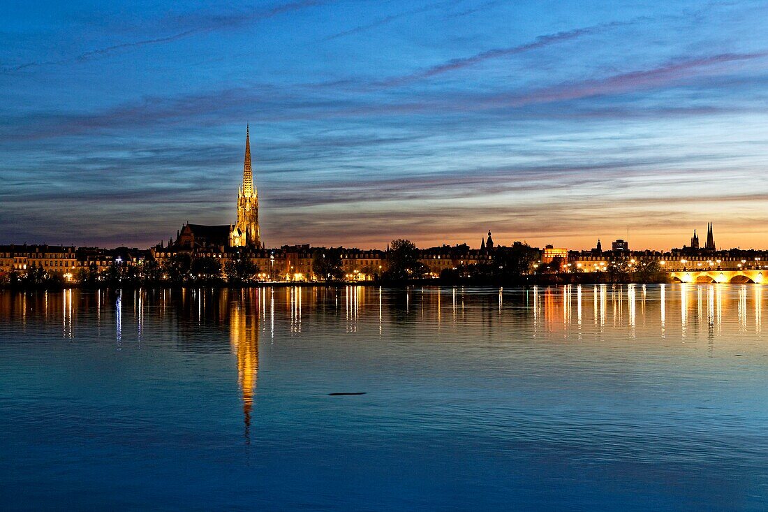 Frankreich,Gironde,Bordeaux,von der UNESCO zum Weltkulturerbe erklärtes Gebiet,die Ufer der Garonne und die zwischen dem 14. und 16. Jahrhundert im gotischen Stil erbaute Basilika Saint Michel mit ihrem 114 m hohen Turm