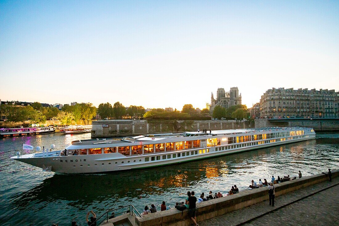 Frankreich,Paris,von der UNESCO zum Weltkulturerbe erklärtes Gebiet,ein Flusskreuzfahrtschiff passiert Notre Dame