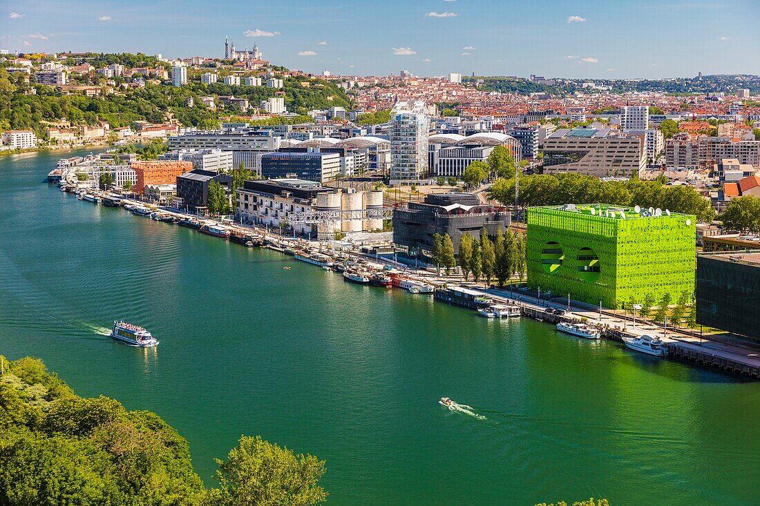 Frankreich,Rhône (69),Lyon,Stadtteil La Confluence im Süden der Halbinsel,erstes vom WWF als nachhaltig zertifiziertes Viertel Frankreichs,Blick auf den Quai Rambaud entlang der alten Hafenanlagen mit dem Green Cube,dem Orange Cube,dem Ycone-Turm und der Basilika Notre Dame de Fourviere