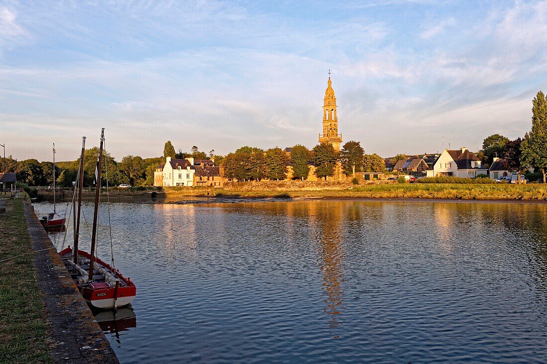 Frankreich,Finistere,Parc Naturel Regional d'Armorique (Regionaler Naturpark Armorica),Le Faou,mit der Bezeichnung Les Plus Beaux Villages de France (Die schönsten Dörfer Frankreichs),das Dorf und die Kirche Saint Sauveur du Faou in der Nähe des Flusses Aulne