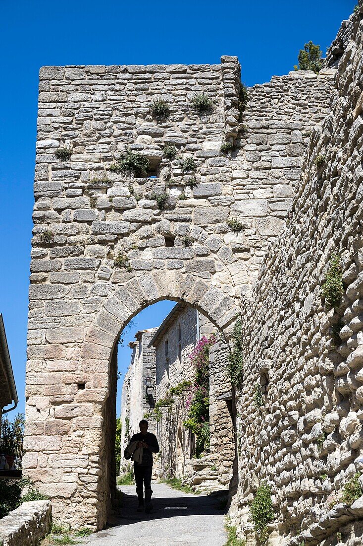 France,Vaucluse,regional natural reserve of Luberon,Saignon,door of the ramparts