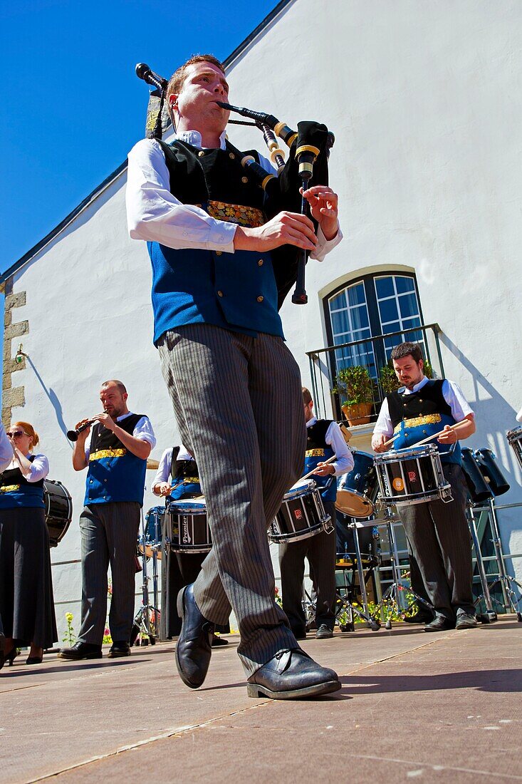 Frankreich,Finistere,Gorse Flower Festival 2015 in Pont Aven,Bagad Penhars Quimper