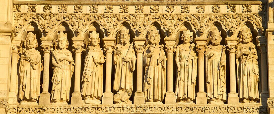Frankreich,Somme,Amiens,Notre-Dame Kathedrale,Juwel der gotischen Kunst,von der UNESCO zum Weltkulturerbe erklärt,die Westfassade,Galerie der Königsstatuen über den 3 Portalen