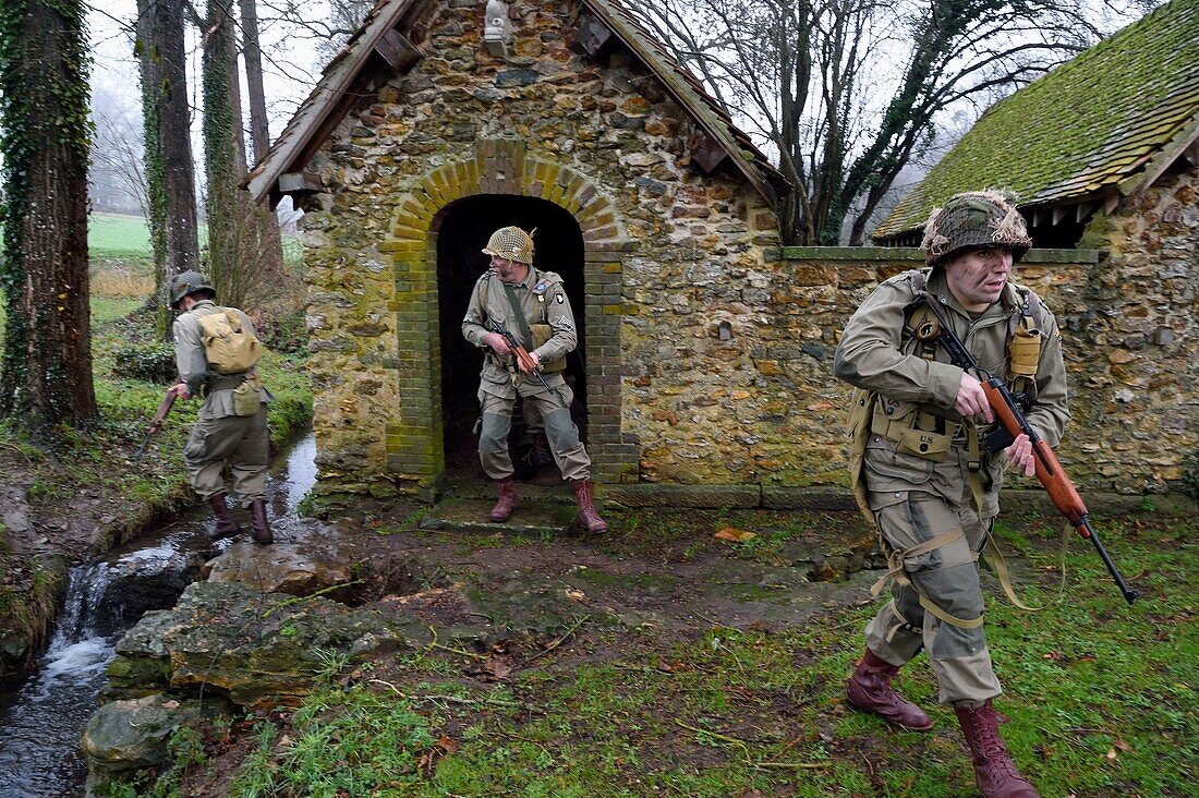 Frankreich,Eure,altes Waschhaus von Sainte Colombe prés Vernon,Allied Reconstitution Group (US World War 2 und französischer Maquis historischer Wiederaufbau Verein),Reenactors in Uniform der 101st US Airborne Division