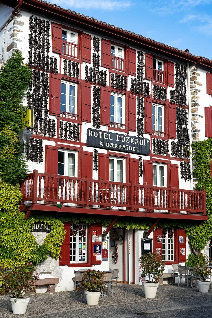 Frankreich,Pyrenees Atlantiques,Baskenland,Espelette,Trocknung von Espelette-Paprika an den Fassaden der Dorfhäuser,Hotel Euzkadi