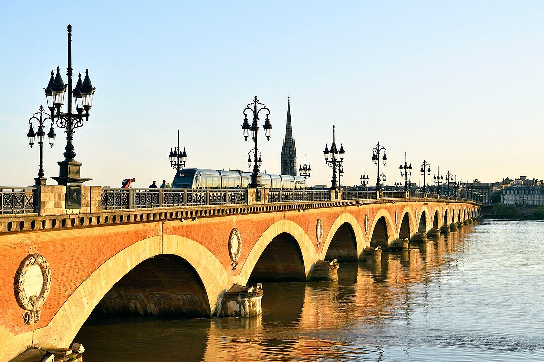 Frankreich,Gironde,Bordeaux,Weltkulturerbe der UNESCO,Pont de Pierre an der Garonne und die Basilika Saint Michel, erbaut zwischen dem 14. und 16. Jahrhundert im gotischen Stil, mit ihrem 114 m hohen Turm