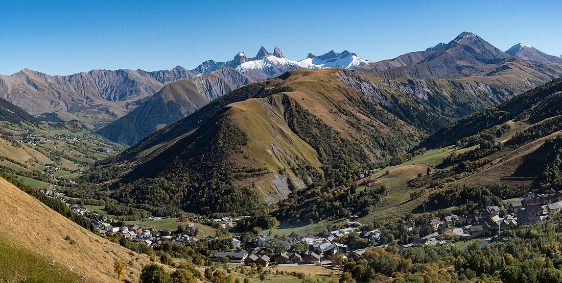 Frankreich,Savoie,Saint Jean de Maurienne,in einem Radius von 50 km um die Stadt wurde das größte Radfahrgebiet der Welt geschaffen. Am Kreuz des Eisernen Kreuzes (2067 m) Panoramablick auf Saint Sorlin d'Arves und die Nadeln von Arves