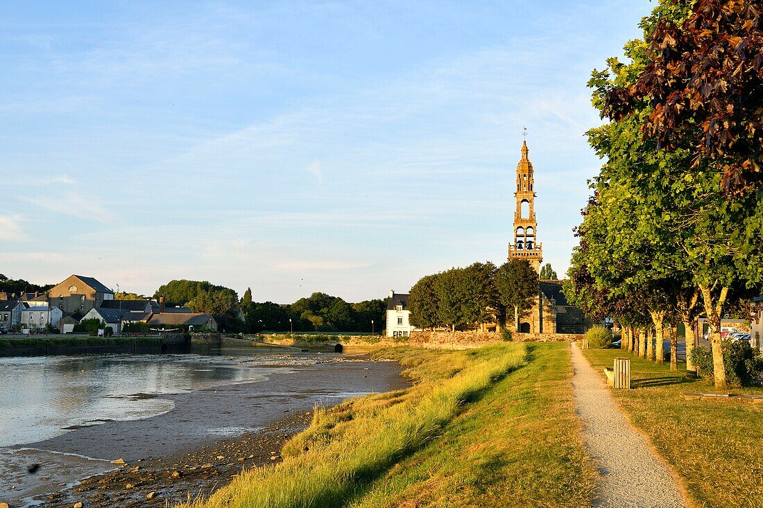 France,Finistere,Parc Naturel Regional d'Armorique (Armorica Natural Regional Park),Le Faou,small harbour at low tide,labelled Les Plus Beaux Villages de France (The Most Beautiful Villages of France),the town and the church of Saint Sauveur du Faou near Aulne river