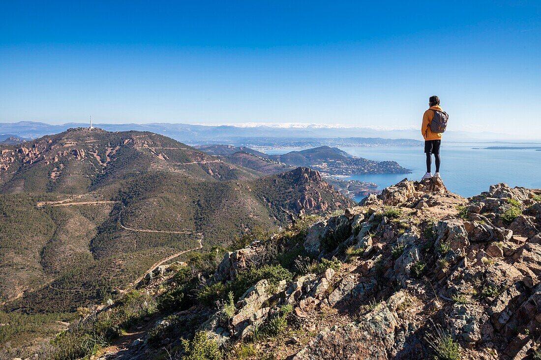 Frankreich,Var,Saint Raphael's gemeinschaftlich Agay,Esterel-Massiv,gesehen vom Cap Roux auf dem Pic de l'Ours (492 m) und der Küste der Corniche de l'Esterel