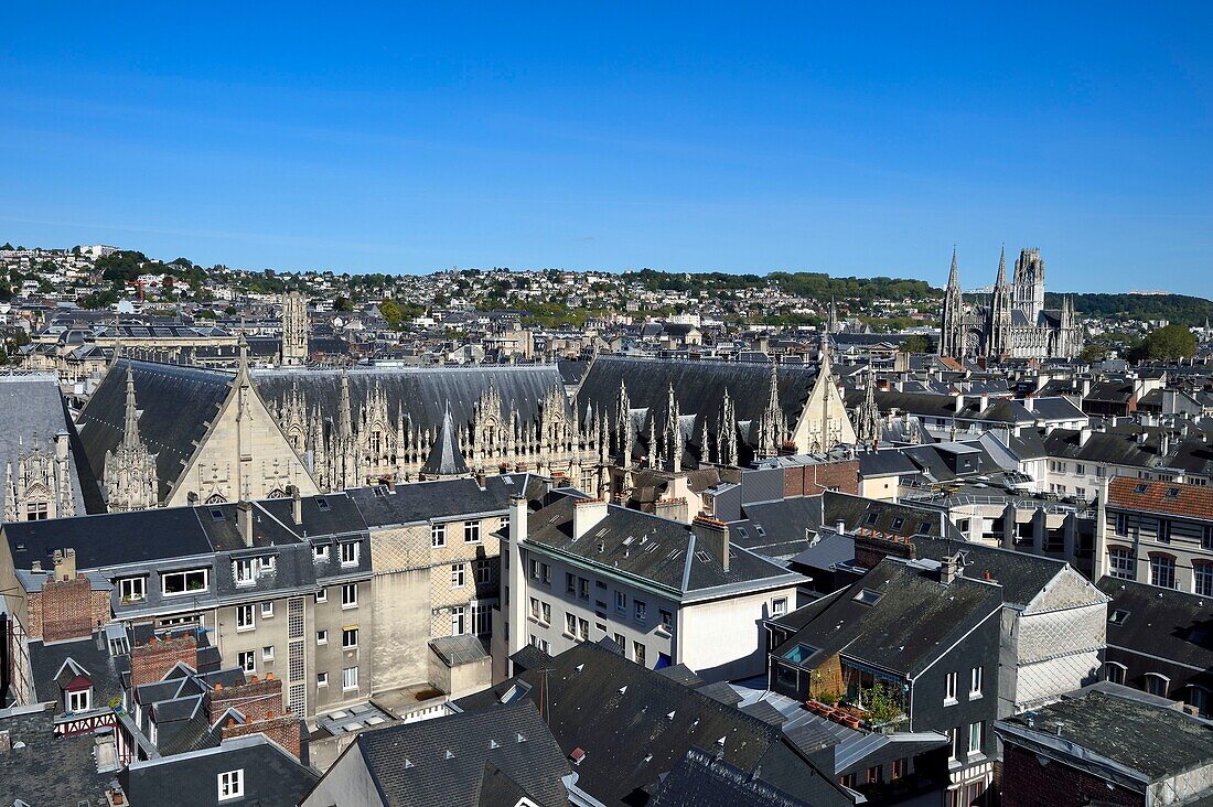 Frankreich,Seine Maritime,Rouen,das Palais de Justice (Gerichtsgebäude), das einst der Sitz des Parlement (französisches Gericht) der Normandie war und eine ziemlich einzigartige Errungenschaft der gotischen Zivilarchitektur aus dem späten Mittelalter in Frankreich ist,die Kirche Saint Ouen im Hintergrund