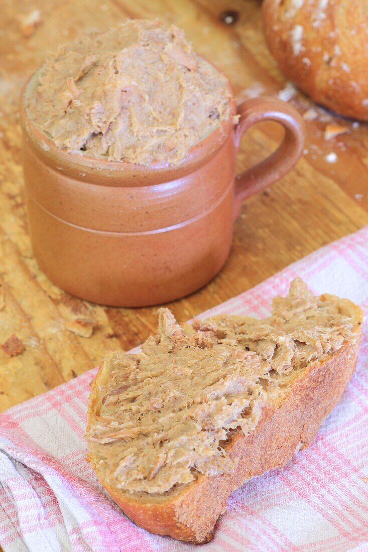 Frankreich,Indre et Loire,Loire-Tal als Weltkulturerbe der UNESCO,Vouvray,1936 gegründetes Delikatessengeschäft Hardouin,Rillettes de Tours (g.g.A.) mit Vouvray-Wein aromatisiert