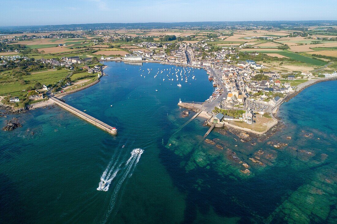 Frankreich,Manche,Cotentin,Barfleur,Gekennzeichnet mit Les Plus Beaux Villages de France (Die schönsten Dörfer Frankreichs),Hafen und Kirche Saint Nicolas aus dem 17. bis 19. Jahrhundert (Luftaufnahme)