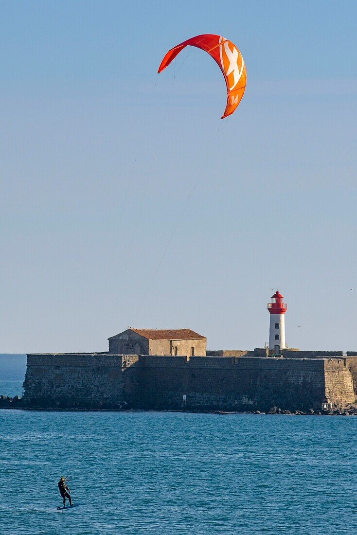 Frankreich,Herault,Agde,Kap von Agde,Drachensurfer mit Fort Brescou im Hintergrund