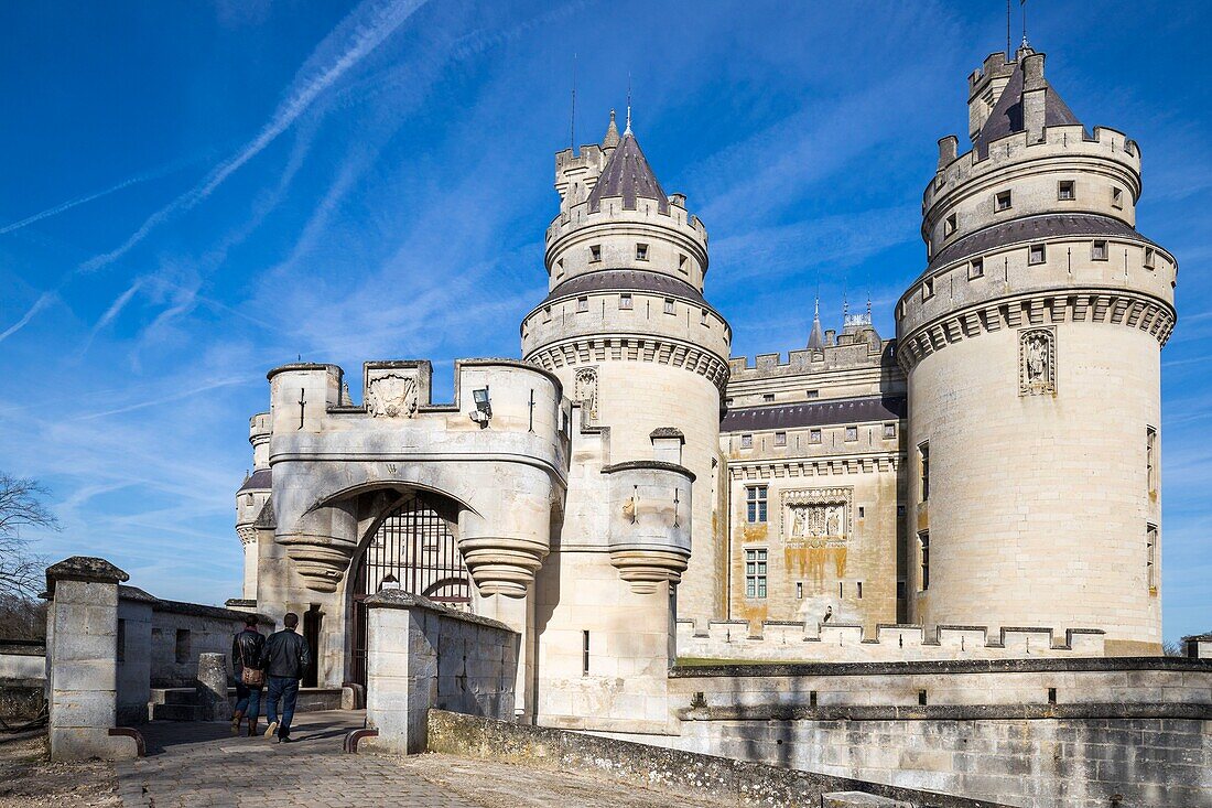 Frankreich,Oise,Pierrefonds,Blick auf die Südseite des Schlosses Pierrefonds,das vom Zentrum für Nationale Denkmäler Frankreichs verwaltet wird und als historisches Denkmal eingestuft ist,im 14. Jahrhundert von Ludwig von Orleans erbaut und im 19. Jahrhundert von Viollet-le-Duc renoviert,Touristen am Eingang des Schlosses