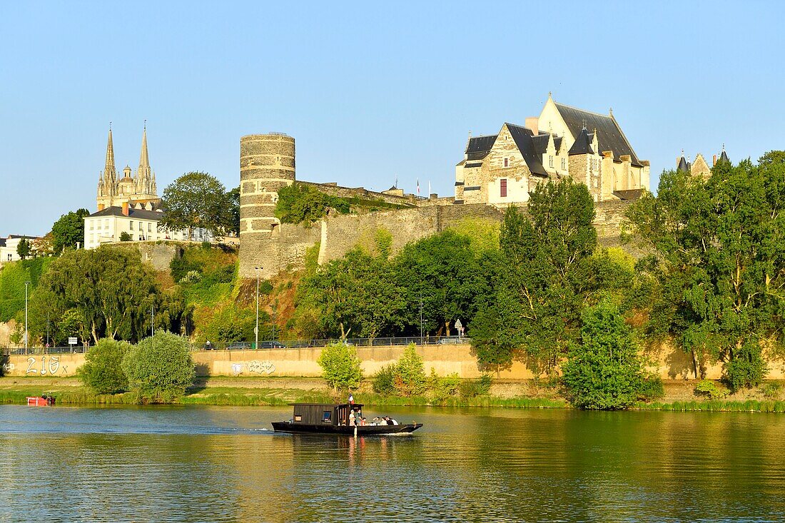 Frankreich,Maine et Loire,Angers,Ufer des Flusses Maine,das Schloss der Herzöge von Anjou und die Kathedrale Saint Maurice im Hintergrund