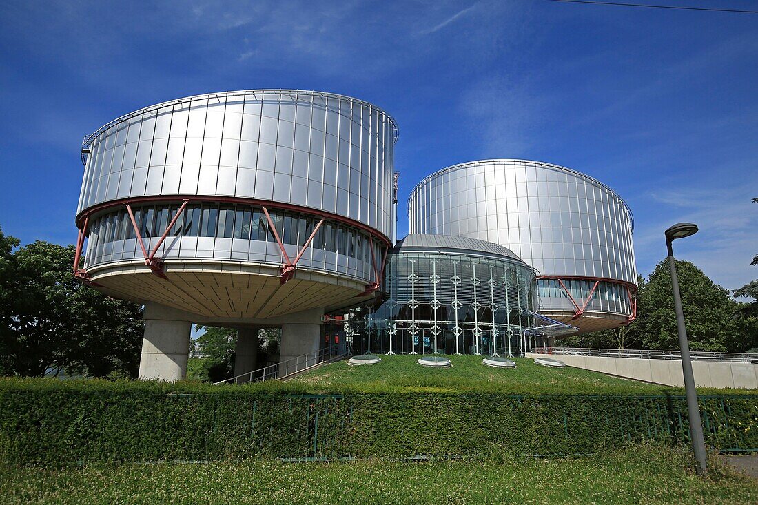 Frankreich,Bas Rhin,Straßburg,Europäischer Bezirk Straßburg,Der Europäische Gerichtshof für Menschenrechte ist ein internationales Gericht, das 1959 vom Europarat gegründet wurde und dessen Aufgabe es ist, die Einhaltung der von den Unterzeichnerstaaten der Europäischen Menschenrechtskonvention eingegangenen Verpflichtungen sicherzustellen