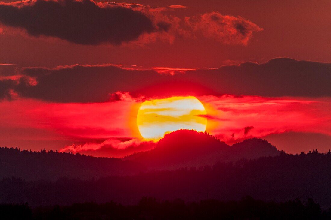 Frankreich,Ardeche,Saint Agreve,Sonnenuntergang auf dem Meygal-Massiv,Gegend von Sucs