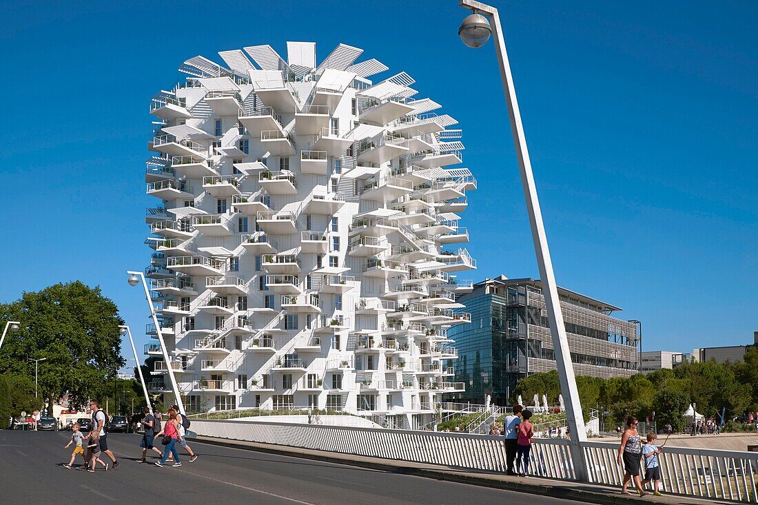 Frankreich,Hérault,Montpellier,Richterviertel,Der Weiße Baum am Ufer der Lez vom japanischen Architekten Sou Fujimoto. Das 17 Stockwerke oder 56 Meter hohe Gebäude verfügt über 120 Wohnungen, eine Bar mit Panoramablick, ein Restaurant und eine Kunstgalerie.