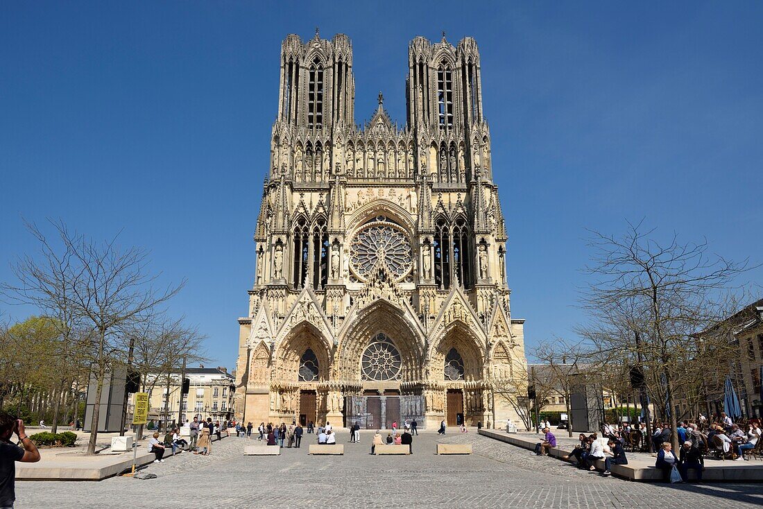 Frankreich,Marne,Reims,Kathedrale Notre Dame,Kathedrale Notre Dame, Fassade und Fußgängerzone