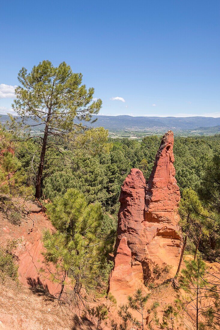 France,Vaucluse,Luberon Regional Natural Park,Roussillon,labeled the Most Beautiful Villages of France,the Sentier des Ocres,the needles cirque