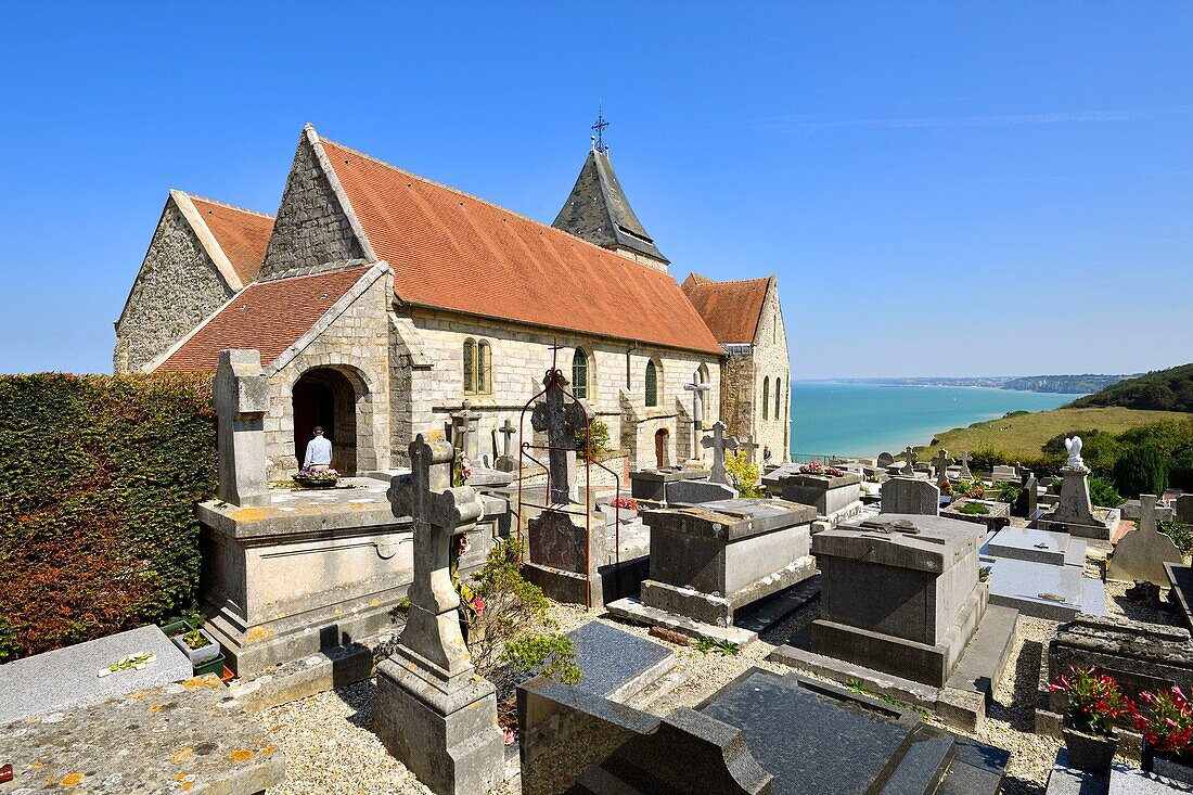 Frankreich,Normandie,Seine Maritime,Pays de Caux,Cote d'Albatre,die Kirche St Valery in Varengeville sur Mer und ihr Friedhof am Meer mit Blick auf die Klippen der Cote d'Albatre (Alabasterküste)