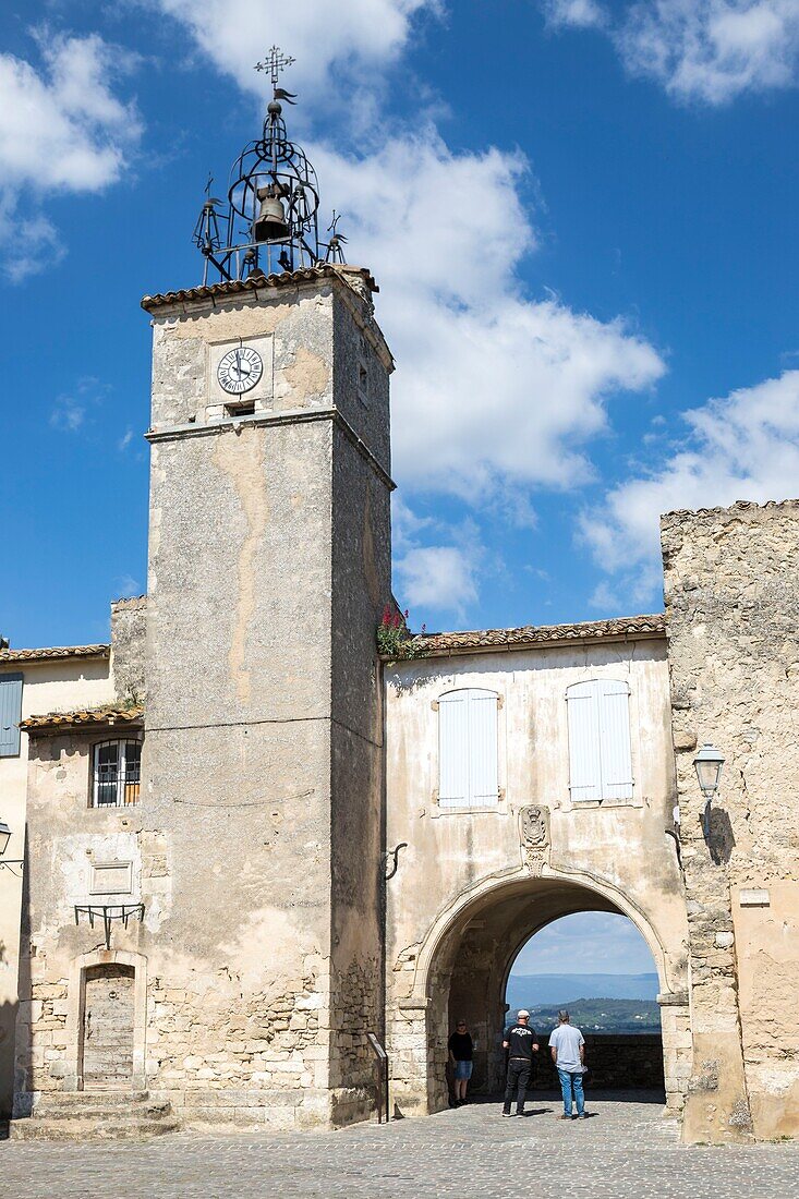 Frankreich,Vaucluse,regionaler Naturpark von Lubéron,Ménerbes,ausgezeichnet als die schönsten Dörfer Frankreichs,der Turm der Uhr und das alte Rathaus