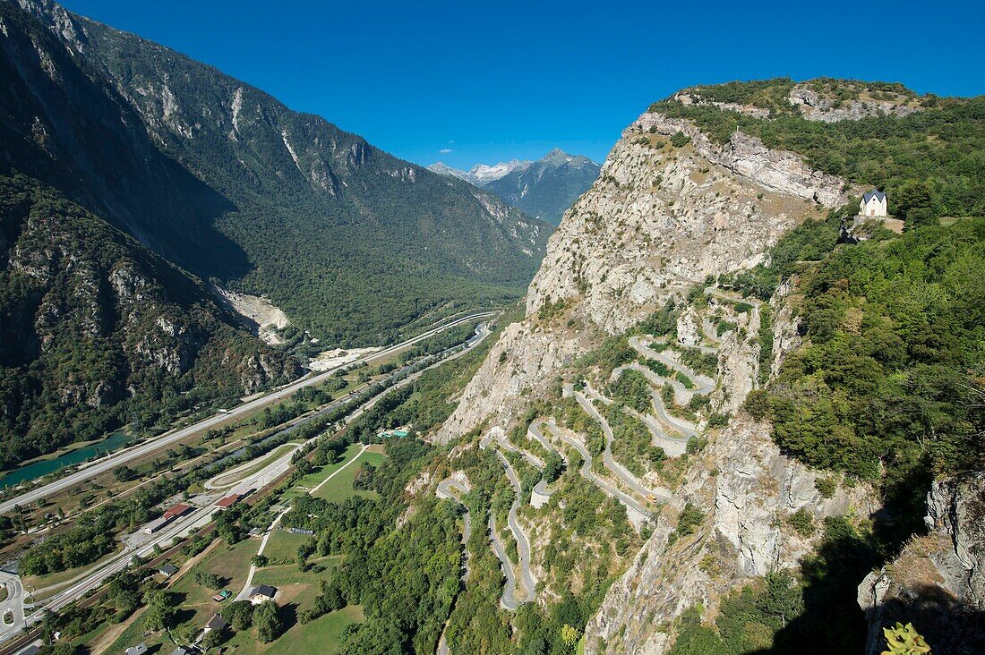 Frankreich,Savoie,Maurienne,auf dem größten Radsportgebiet der Welt,die unglaubliche kurvenreiche Straße von Montvernier in der Nähe von Saint Jean de Maurienne, wo regelmäßig die Tour de France vorbeifährt,Gesamtansicht und das Tal des Arc