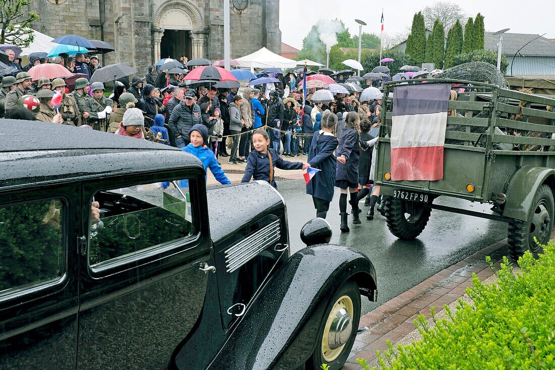 Frankreich,Territoire de Belfort,Vézelois,Straße,Kirche,historische Rekonstruktion der Befreiung des Dorfes im Jahr 1944,während der Feierlichkeiten am 8. Mai 2019,Citroën Traction Avant Fahrzeug,Kinder der Schulen feiern das Ende des Krieges