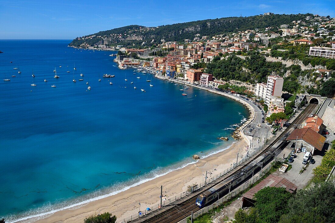 Frankreich,Alpes Maritimes,Villefranche sur Mer,der Strand in der Bucht und der Bahnhof