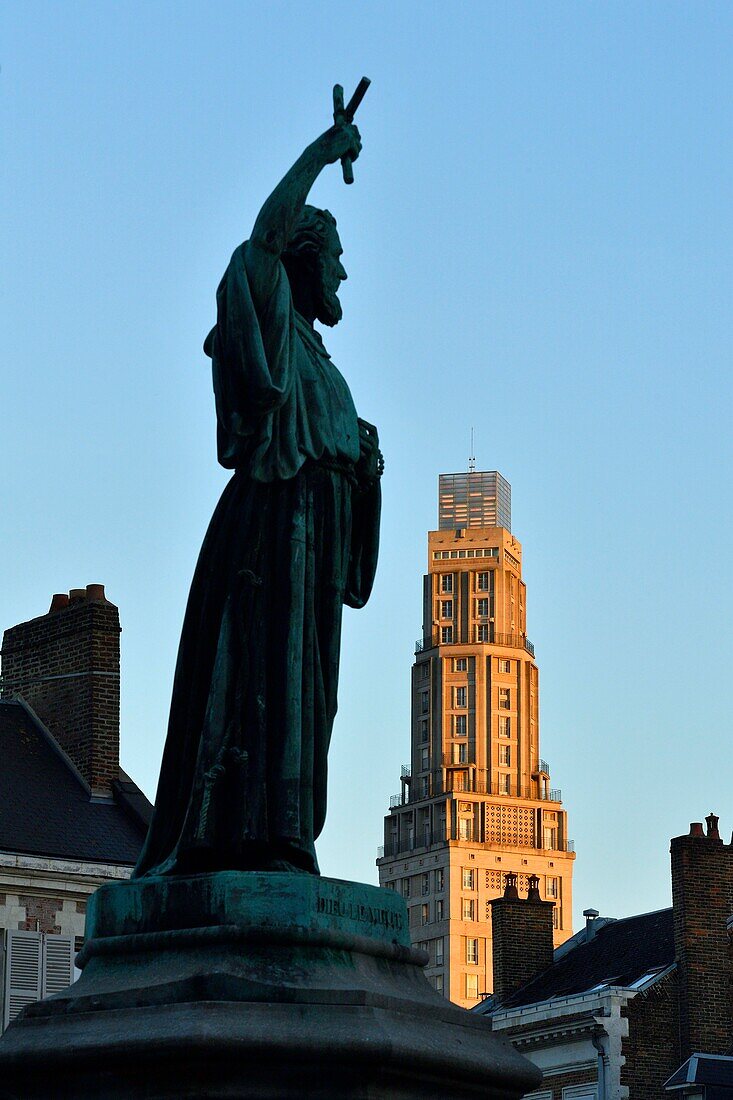 Frankreich,Somme,Amiens,Platz Saint Michel,Statue von Pierre l'Ermite von Gedeon de Forceville und Perret-Turm aus Stahlbeton, entworfen von dem Architekten Auguste Perret,eingeweiht 1952