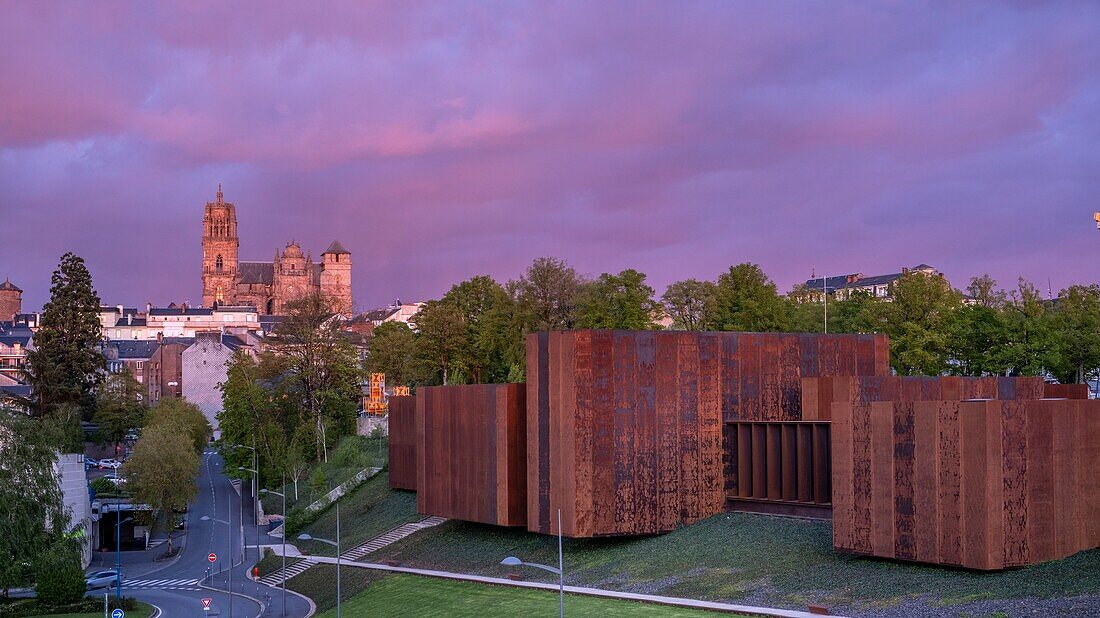 France,Aveyron,Rodez,the Soulages Museum,designed by the Catalan architects RCR associated with Passelac & Roques and Notre Dame cathedral