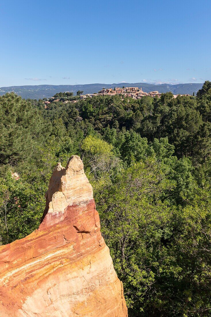Frankreich,Vaucluse,regionaler Naturpark Luberon,Roussillon,bezeichnet die schönsten Dörfer Frankreichs mit ockerfarbenen Felsen im Vordergrund
