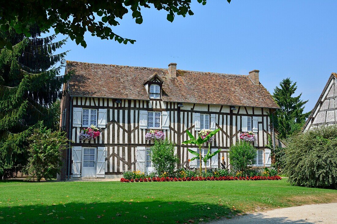 Frankreich,Loir et Cher,Region Sologne,Dorf Souvigny en Sologne,Fachwerkhaus neben der Kirche,Haus Normand